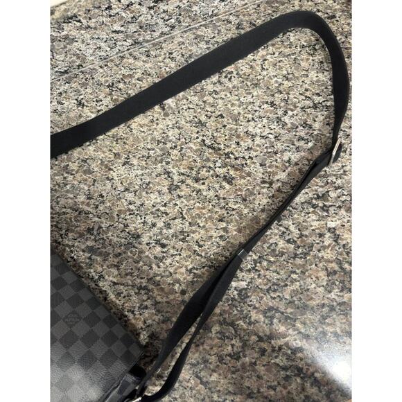 Louis Vuitton Damier Graphite District GM Messenger Bag FL3104 - 335391 - Picture 8 of 16